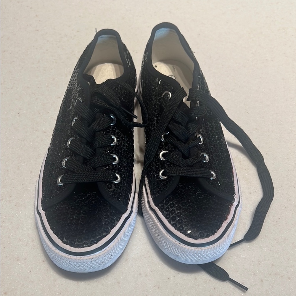 Classic Black and White Low-Top Sneakers with Canvas Upper